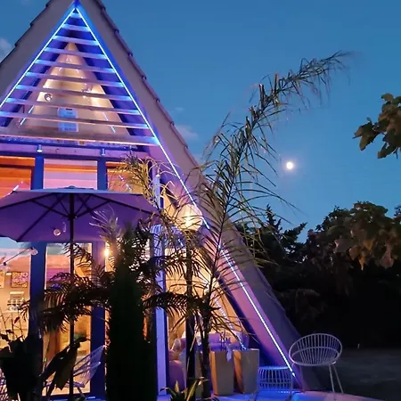 Dream House By The Sea In Cocoland בקתה *